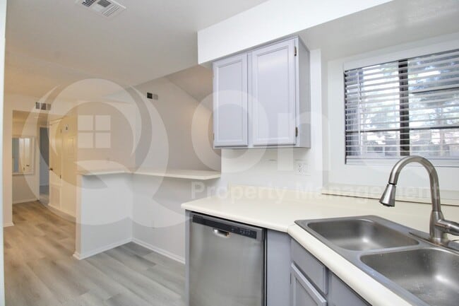 Photo - 533 W Guadalupe Rd