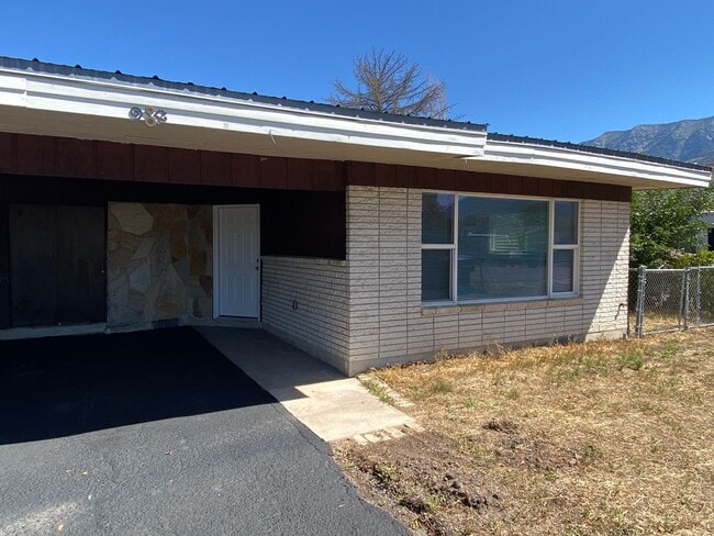 Building Photo - Bernardi3 Unit 984