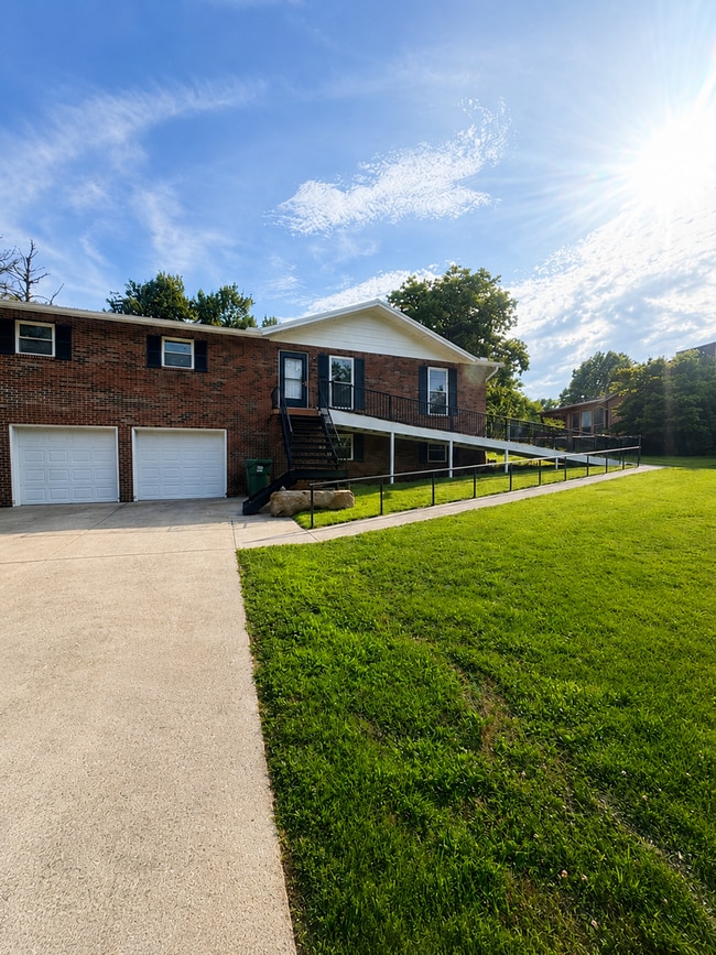 Building Photo - Spacious Maryville City Rental with Finished Basement & Lawn Care Included!