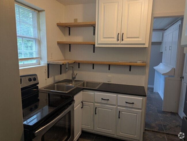 Building Photo - Charming Studio House in Tupelo