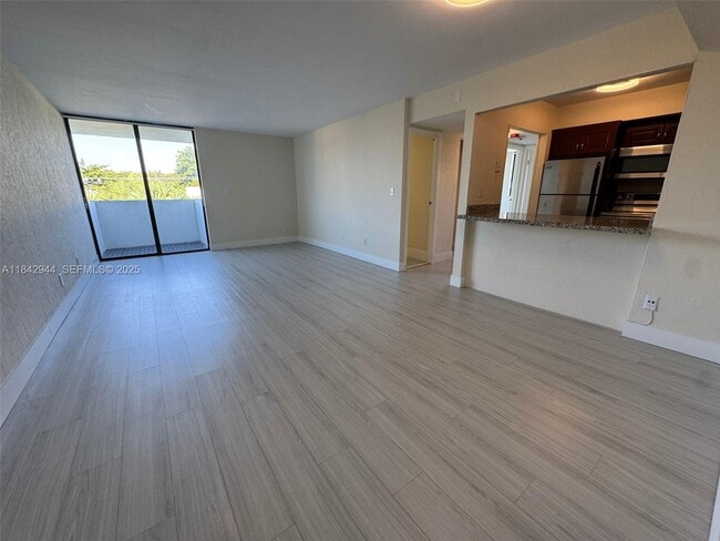 Photo - 2715 Tigertail Ave Unidad 404