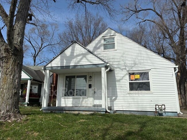 Building Photo - 3221 W Riverview Ave