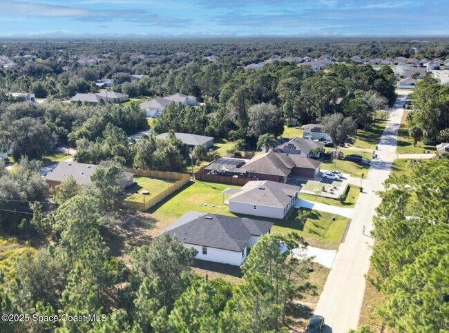 Photo - 410 Flat River St SW