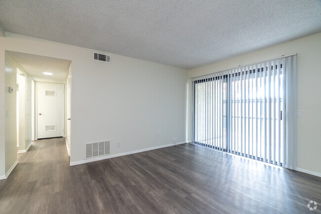 1BR, 1BA - 750SF - 1