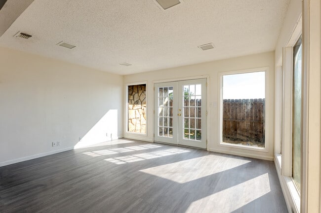 Photo - 504 Hilltop Dr