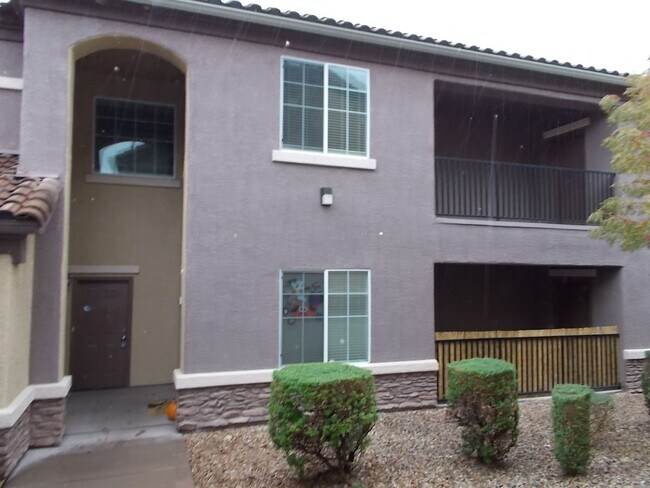 Spacious 2 Bedroom + Den, 2 Bath Condo in a Gated Community - Spacious 2 Bedroom + Den, 2 Bath Condo in a Gated Community