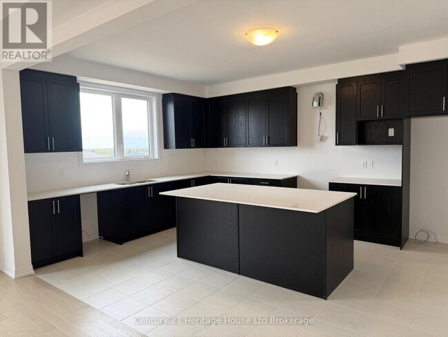 Photo - 571 Telfer St