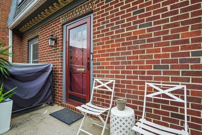 Photo - 1654 Beekman Pl NW
