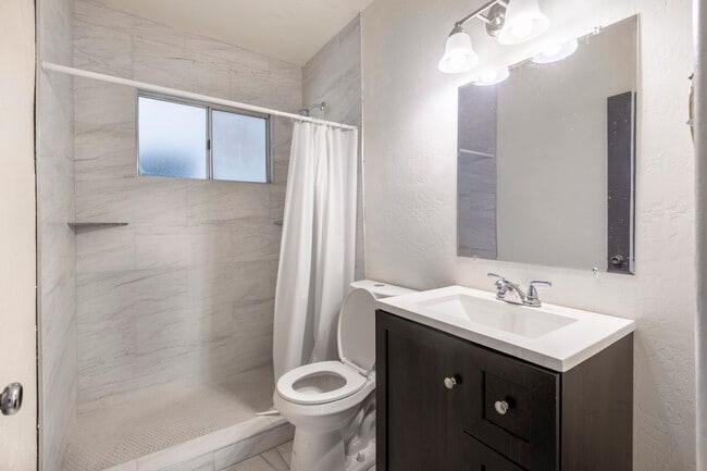 Photo - 1324 E Hall St