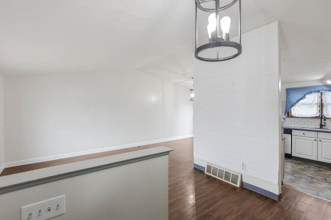 Photo - 2543 Stonington Ave