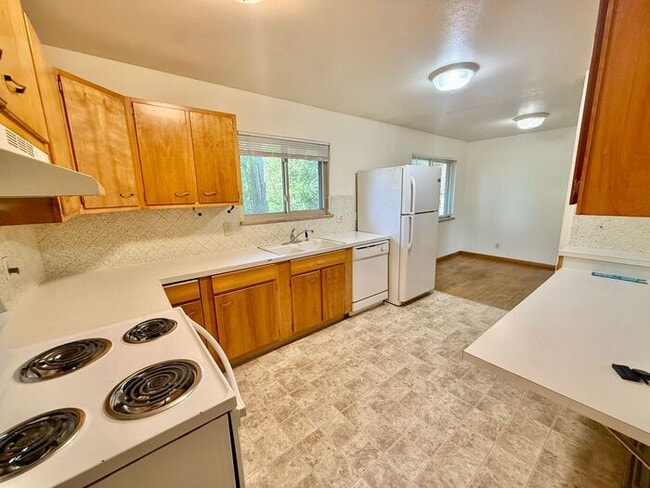 Building Photo - Spacious 3 Bedroom, 1.5 Bathroom Home in G...