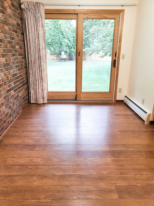 Photo - 4872 Elmwood St