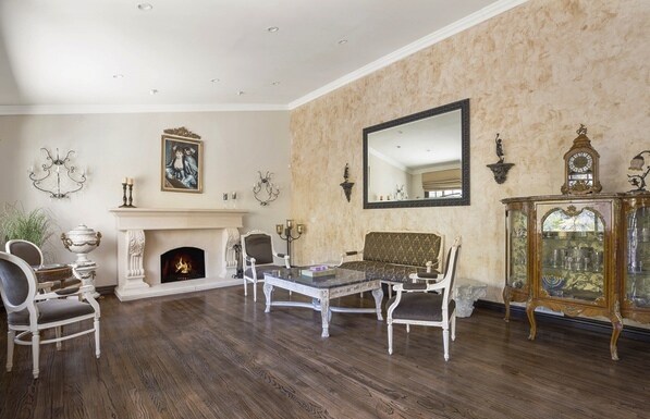 Living Rm - 9401 Cherokee Ln