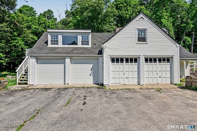 Building Photo - 723 Riverbank Rd
