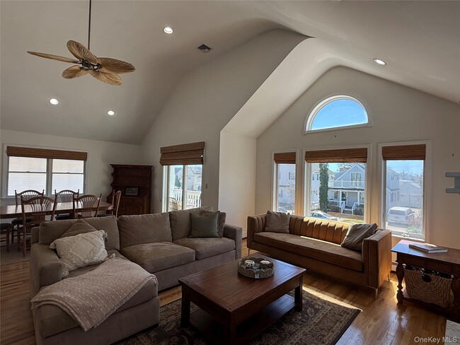 Photo - 227 W Pine St