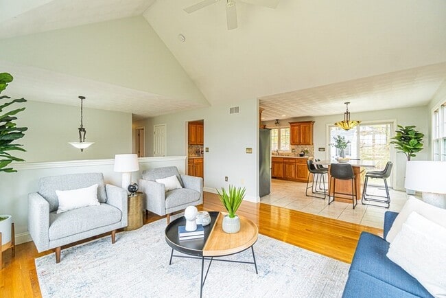 Building Photo - 32 Waltham St