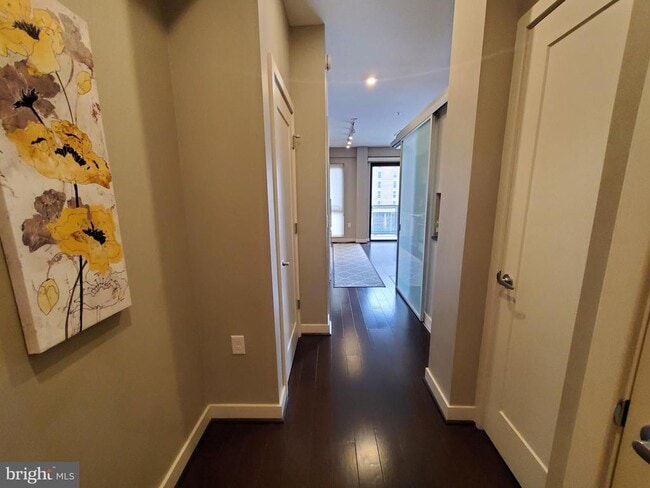 Building Photo - 1320 Fenwick Ln Unit 305