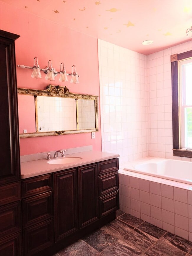 Photo - Five Bedroom Townhome with Jacuzzi For Rent!