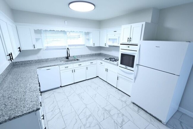 Photo - 894 Sutherland Ave