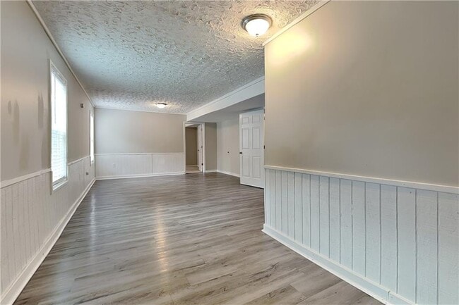 Photo - 450 Aristocrat Dr SW