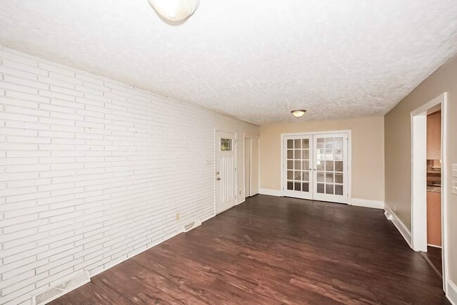 Photo - 207 N Milford Dr