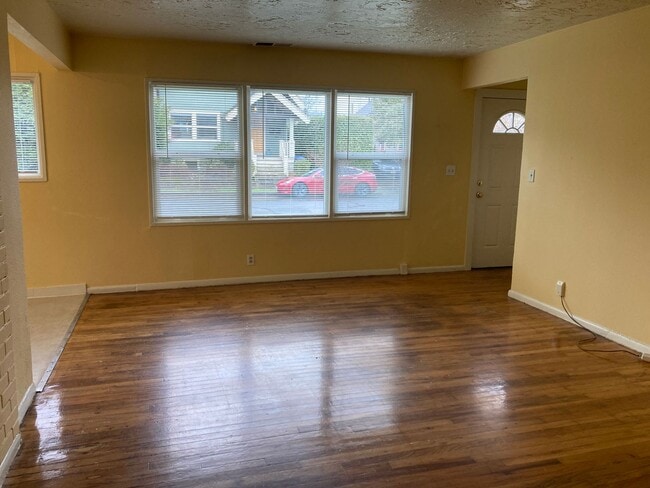 Photo - Charming Bungalow in Roselawn – Available ...