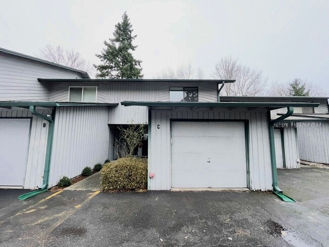 Building Photo - Charming 2-Bedroom Tukwila Townhome with Garage, Parking, Stainless Steel Appliances & Fireplace ...