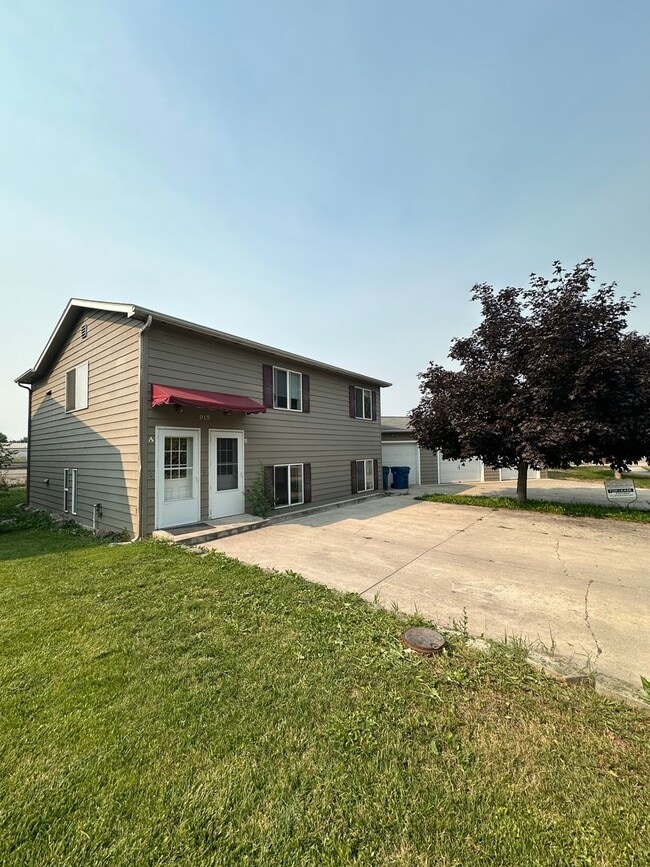 Building Photo - 915 Defoe St Unit B