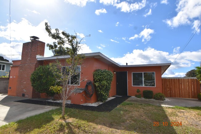 4 Bedroom Home with Private Spacious Backy... - 4 Bedroom Home with Private Spacious Backy...