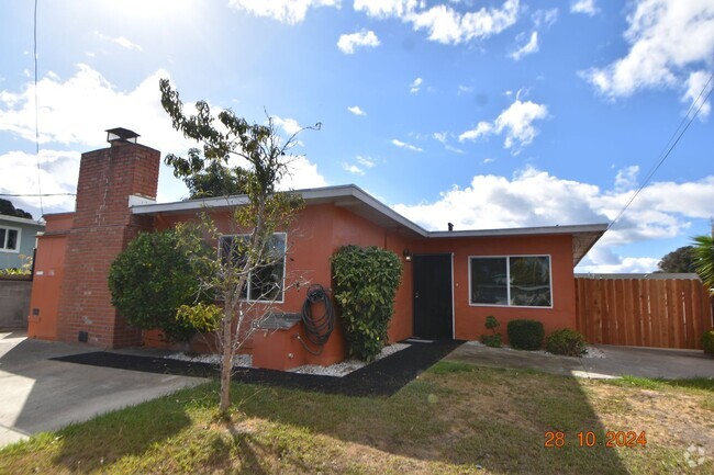 Building Photo - 4 Bedroom Home with Private Spacious Backy...