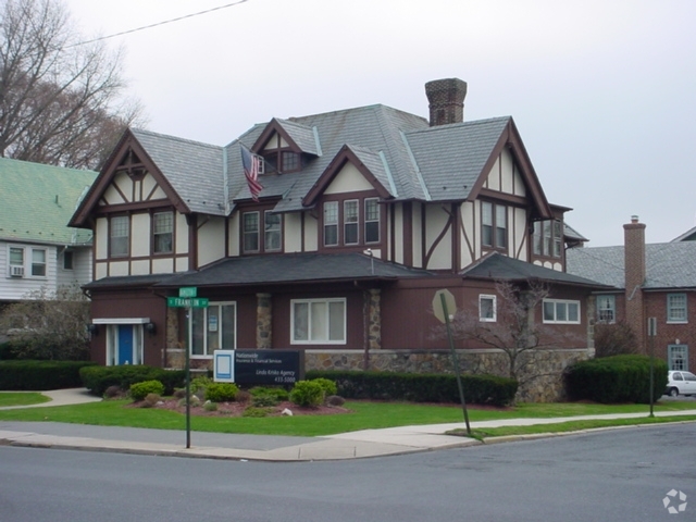 Historic Mansion 1 bedroom apartment 3rd Floor - 1422 Hamilton St Unit Basement Rental