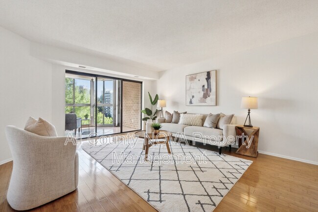 Photo - 1600 N Oak St Unit 525