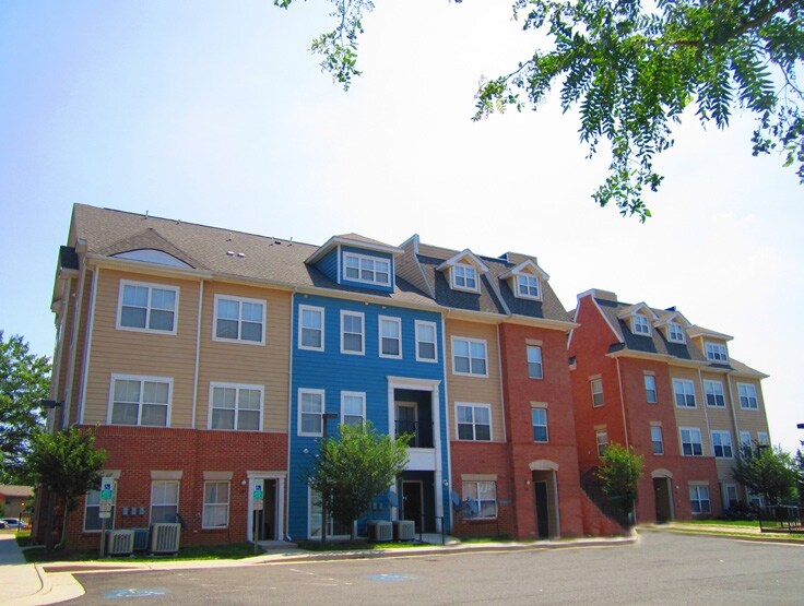Photo - 325 S Whiting St Apartments