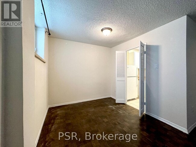 Photo - 570 Eglinton Ave W Unité 4