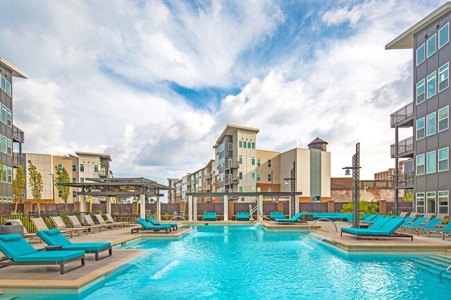 The Edison at Gordon Square_Pool-8629