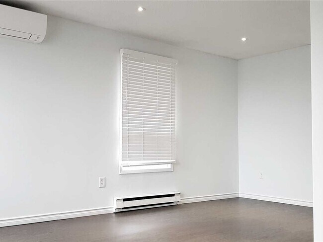 Photo - Spacious Main Floor Bungalow! (2+Den, 1 Bath) Unité MAIN