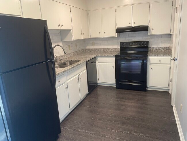 Great kitchen with lots of cabinets and granite countertops - 808 E Spring St