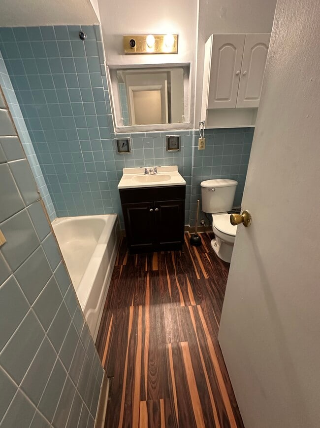 Photo - Genesee Park Dr 123/125 Unidad 125