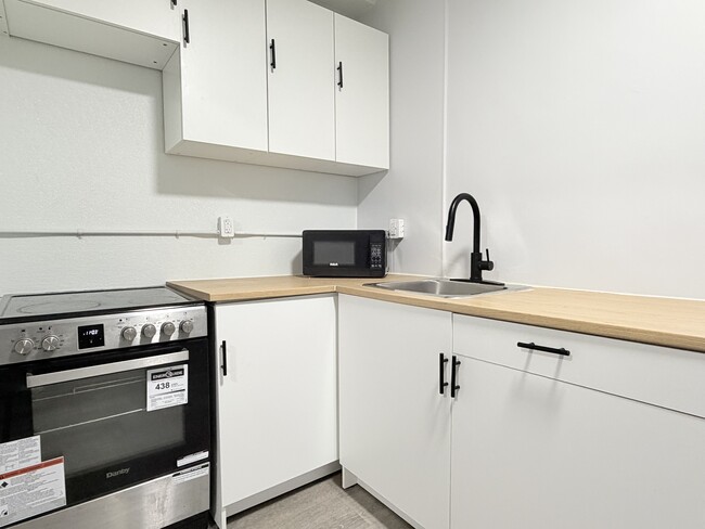 Building Photo - 1495 Gladstone Ave Unit 204