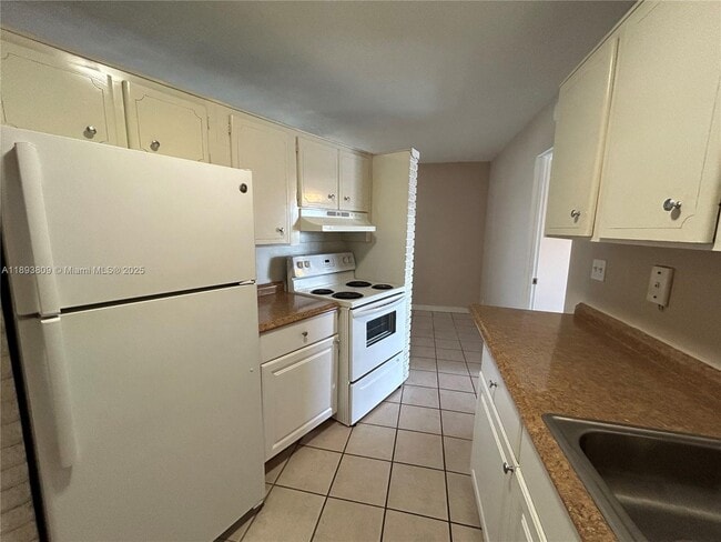 Building Photo - 3049 NW 9th Ave Unit 7