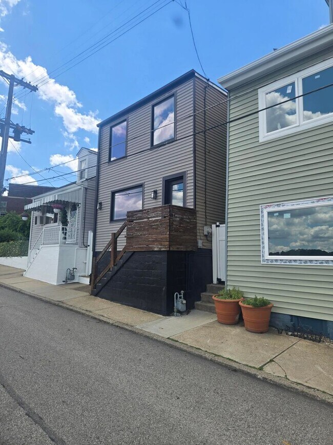 Building Photo - Charming 2-Bedroom Pittsburgh Home with Hardwood Floors, Central Air & Private Deck