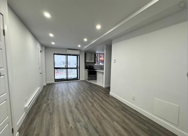 Photo - 720 Av. Marin