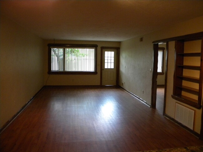 Large living room - 511 E 3rd St Unit Apt C