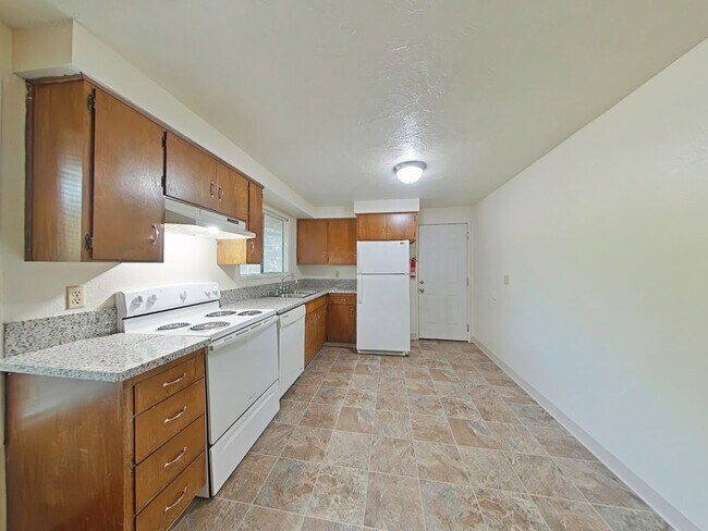 Photo - FALL SPECIAL ~ $1010 OFF FIRST MONTH RENT Unidad 2995 NW Glenridge