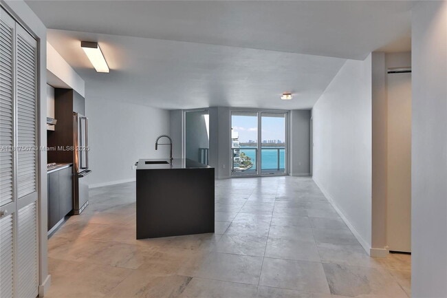 Building Photo - 9821 E Bay Harbor Dr Unit 902