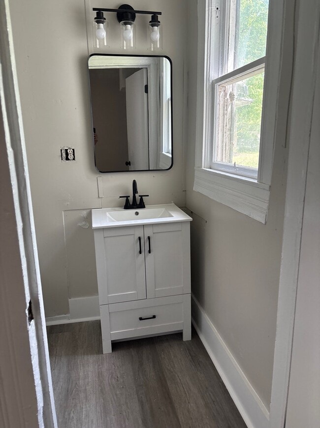 Photo - 118 N College St