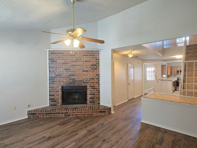 Photo - 906 Meadow Cir N