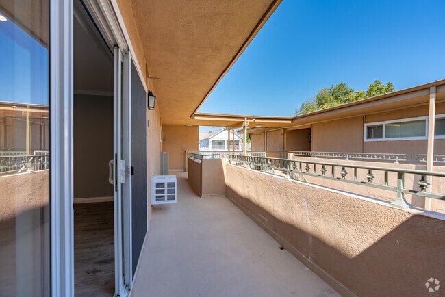 2BR, 1BA - 750SF