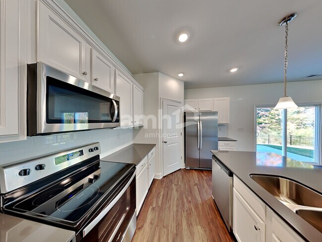 Photo - 555 Rivermist Dr