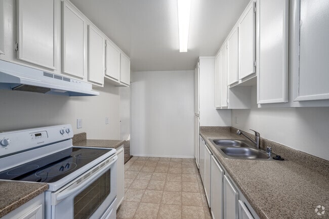 2BR, 2BA - 986SF - Kitchen